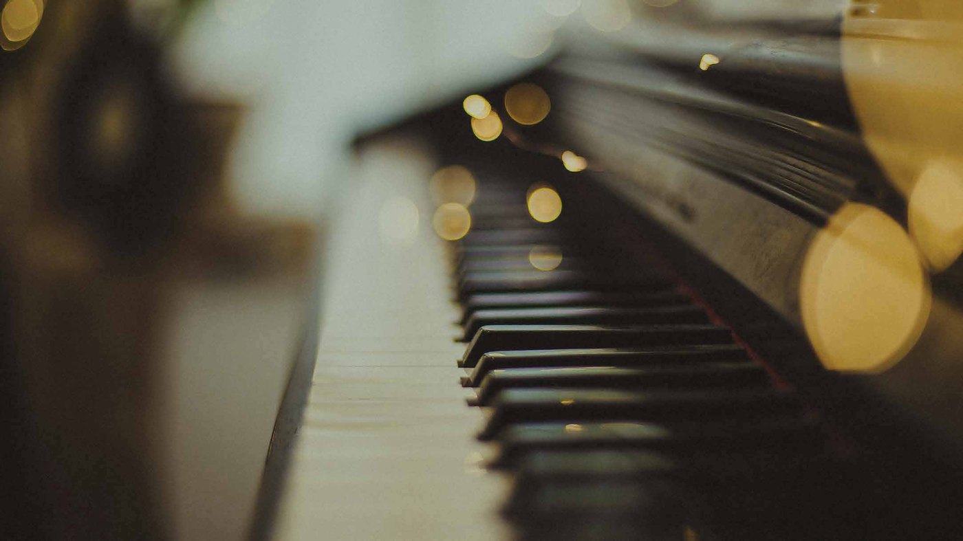 Detalhe do teclado de um piano acústico em contraluz
