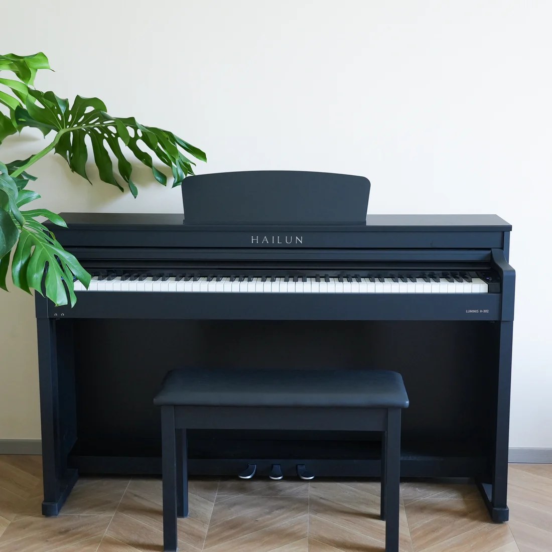 Piano digital Bulara Hailun H302 preto com banqueta em ambiente