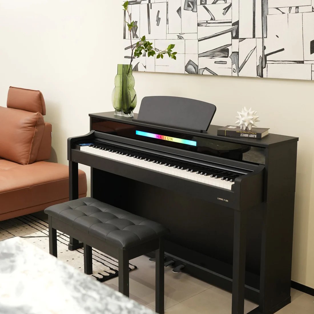 Piano digital Bulara Hailun H305 preto com barra de luz em ambiente