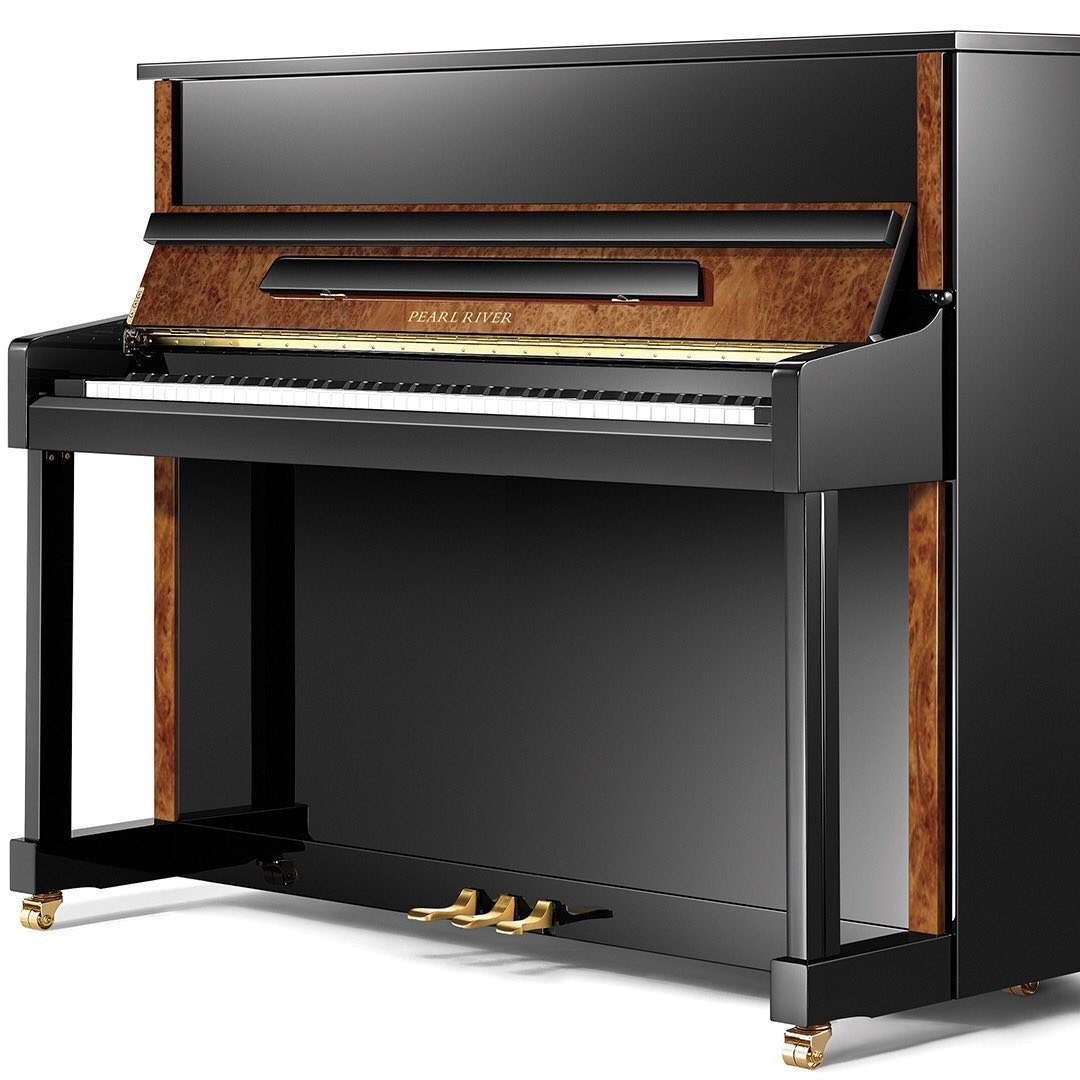 Piano acústico vertical Pearl River PE121 em ebony polish com raízes de cânfora