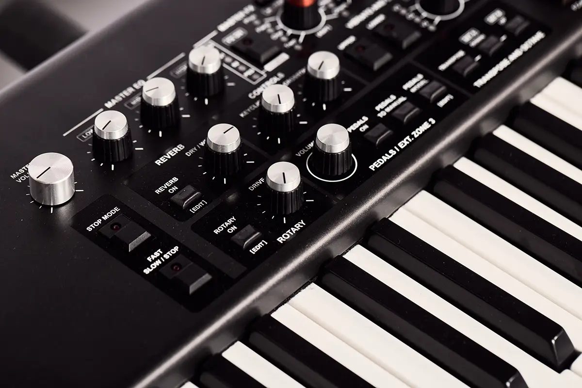 Detalhe do painel de controle de um órgão Viscount Legend One, com potenciômetros de reverb, rotary e drive